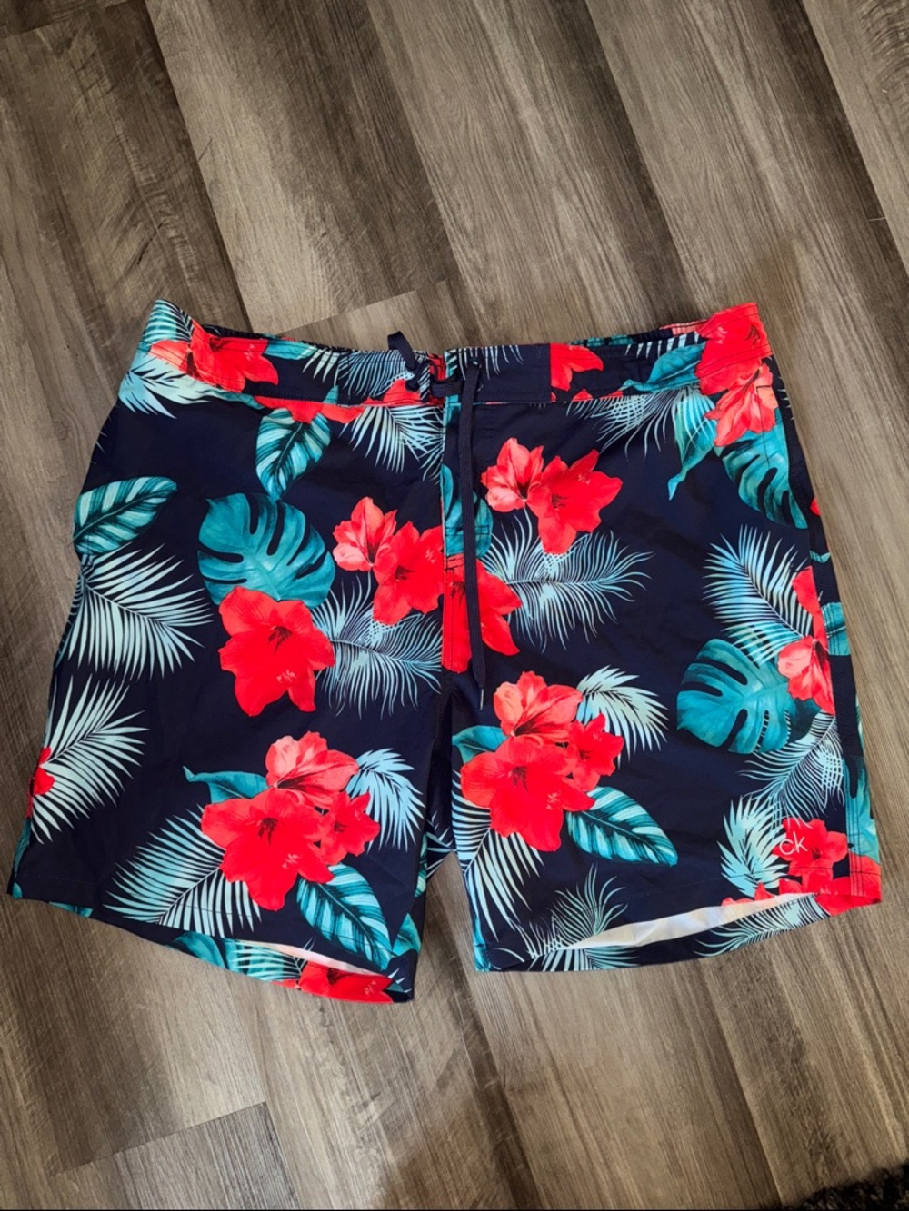 Calvin Klein XXL men’s swim trunks board shorts, Hawaiian floral blue red beach